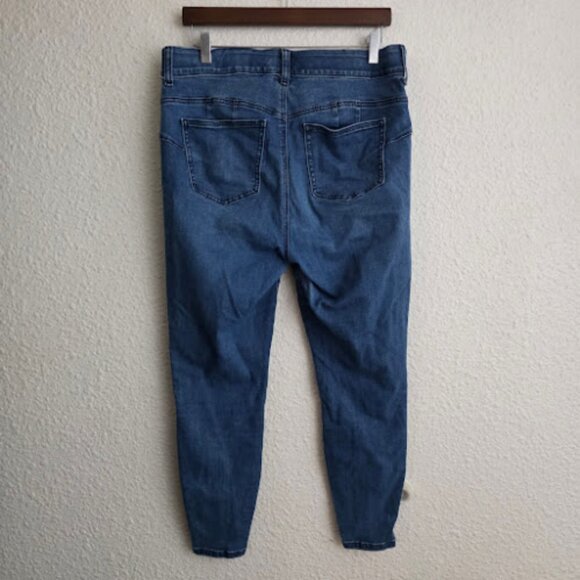 Torrid Super Soft Bombshell Skinny Medium Wash Jeans Women's Size 12 - Picture 7 of 8
